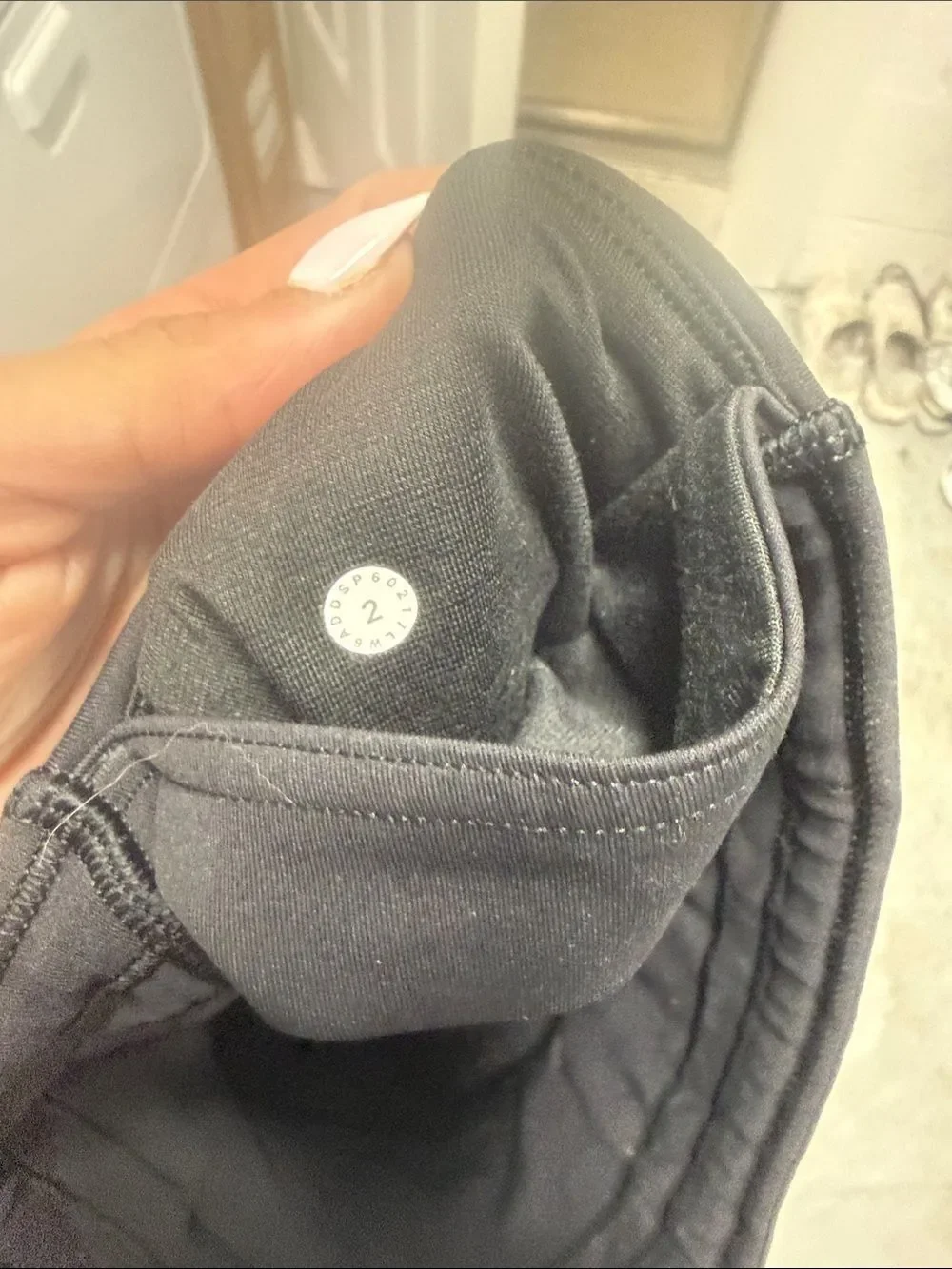 LULULEMON Black Capri Leggings Athletic Wear - Size 2 - LIKE NEW